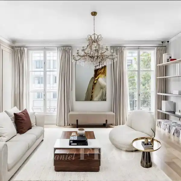 SPACIOUS RESIDENCE IN THE 16TH ARRONDISSEMENT
