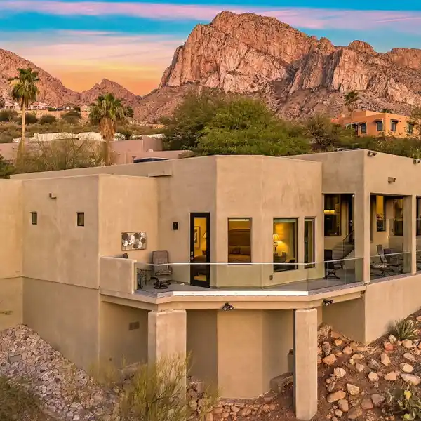 CONTEMPORARY DESERT RETREAT PERCHED ON QUIET HILLSIDE