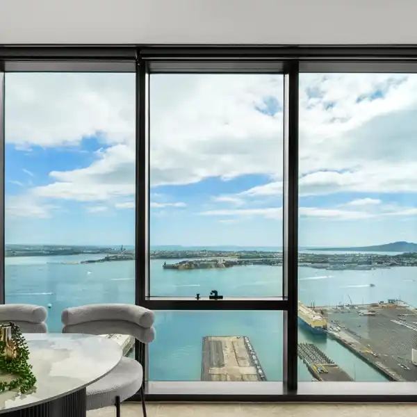 SKY-HIGH LUXURY WITH PANORAMIC HARBOUR VIEWS