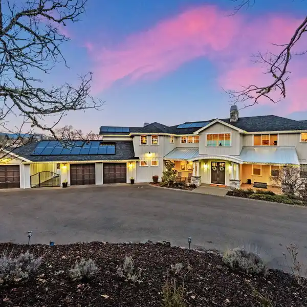 VERSATILE CUSTOM HOME MINUTES OUTSIDE HISTORIC JACKSONVILLE