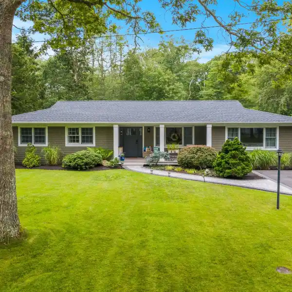 BEAUTIFULLY MAINTAINED RESIDENCE IN A PRIVATE COMMUNITY