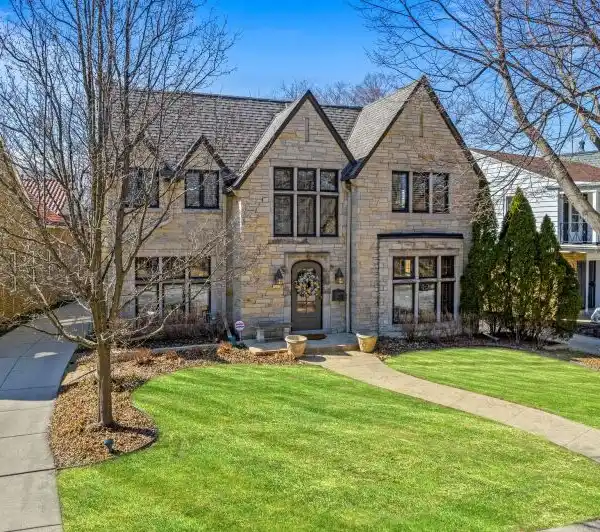 CHARMING HOME SHOWCASING CLASSIC BEAUTY