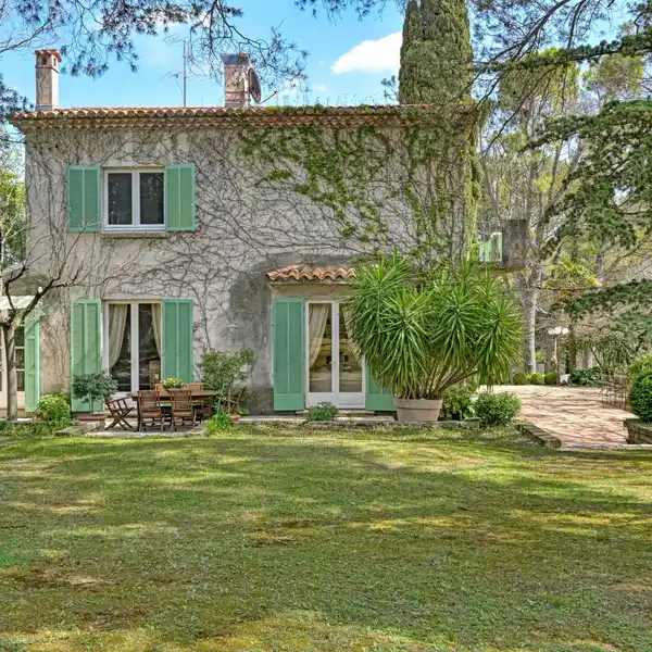 TIMELESS 1950S HOME ON EXPANSIVE GROUNDS