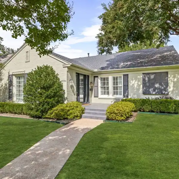 ELEGANT COTTAGE ESCAPE WITH PRIVATE BACKYARD SANCTUARY