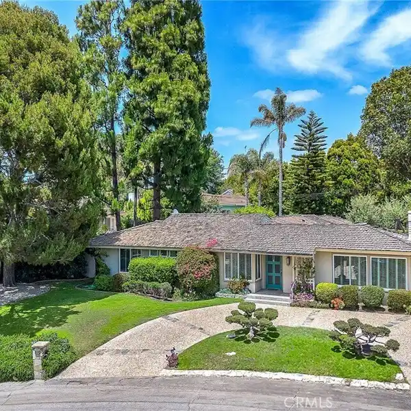 COMFORT AND STYLE IN LOWER LUNADA BAY