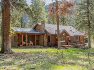 Cozy Creek-front Cabin