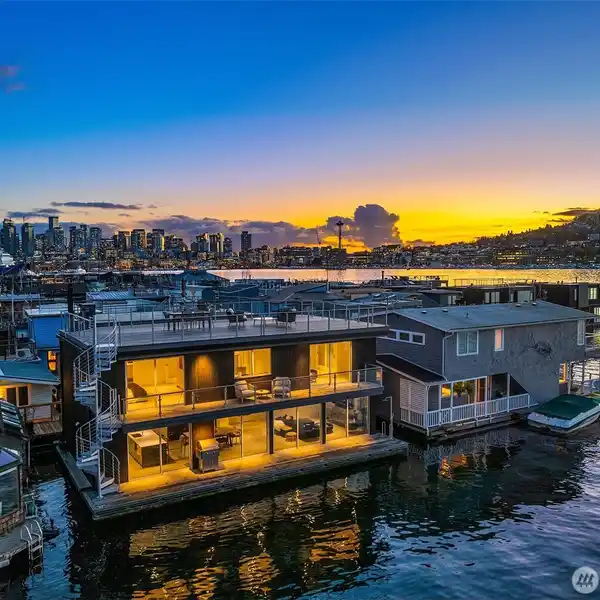 SINGULAR BUILT GREEN CERTIFIED FLOATING RESIDENCE