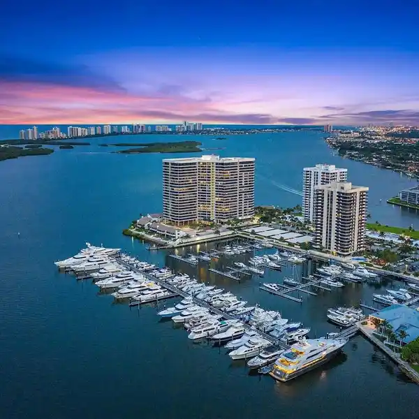 THE BEST VIEWS IN LAKE POINT TOWER