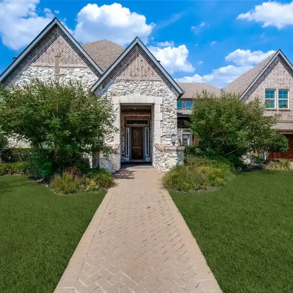 DISTINGUISHED RESIDENCE IN WINDSONG RANCH