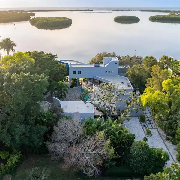 AN OASIS THAT BRINGS THE OUTSIDE IN