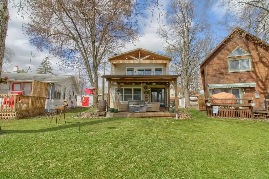Beautifully Maintained Home on Strawberry Lake