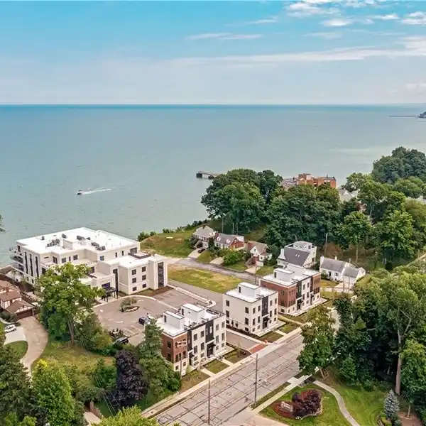 SMART HOME ELEGANCE WITH STUNNING LAKEFRONT VISTAS