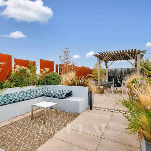 TOP FLOOR APARTMENT WITH AN EXPANSIVE ROOF TERRACE
