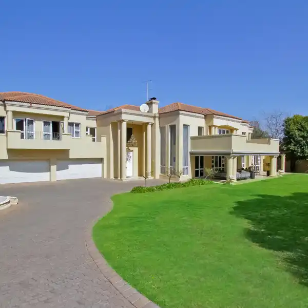 LUXURIOUS COMFORT - BOLD ARCHITECTURE - PERFECT LOCATION.