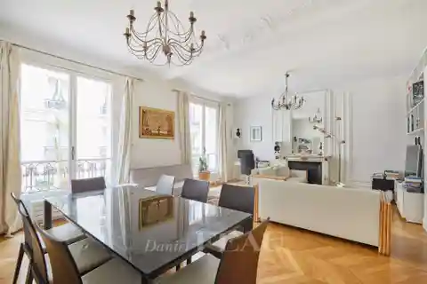 Spacious South-facing Apartment in Historic Building