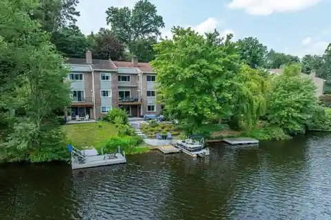 Beautifully Renovated Lakefront Townhouse