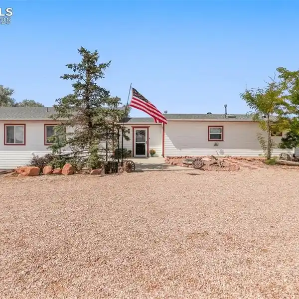 FALCON AREA RANCH: PRIVACY, PANORAMIC VIEWS AND VERSATILE SPACES