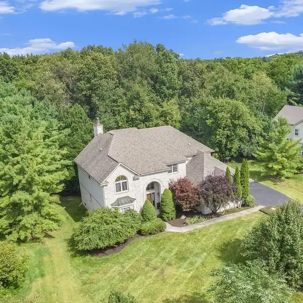 ELEGANT BRICK RESIDENCE MINUTES TO DOWNTOWN