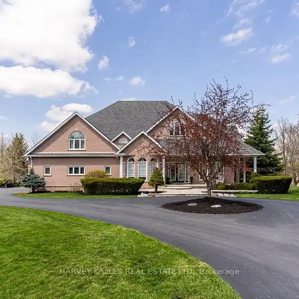MAGNIFICENT HOME IN THE BLUE SPRINGS GOLF COURSE COMMUNITY