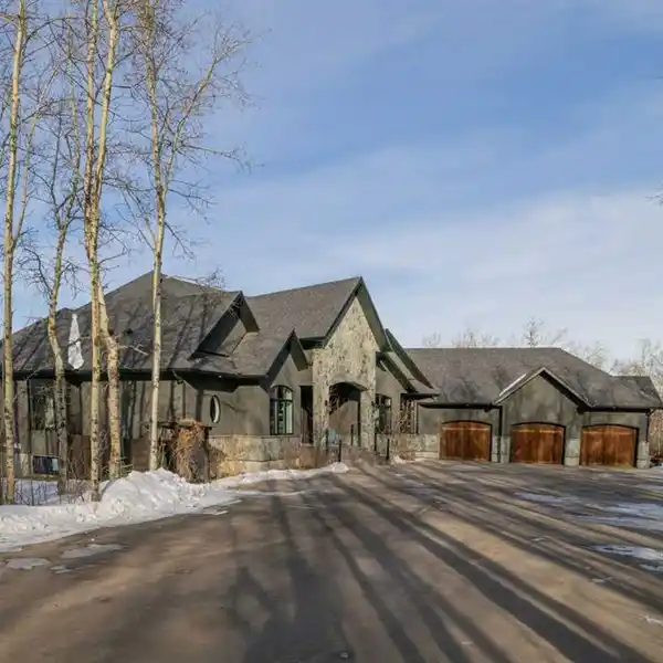 SPACIOUS EXECUTIVE BUNGALOW ON OVER THREE ACRES