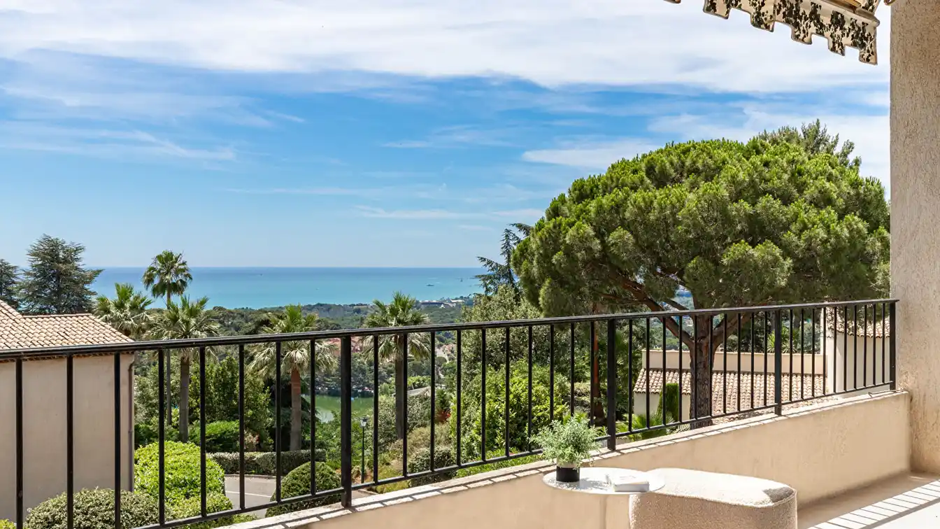 Redesigned Apartment in the Prestigious Hauts De Vaugrenier Area