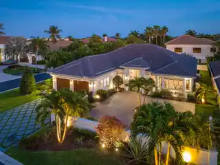 Fully Renovated Residence in Sought-after Casseekey Island