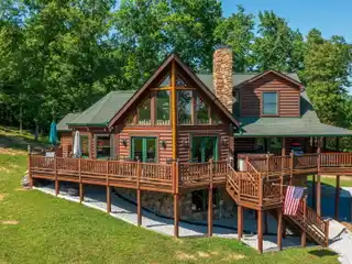 Luxurious Log Cabin on over 14 Acres