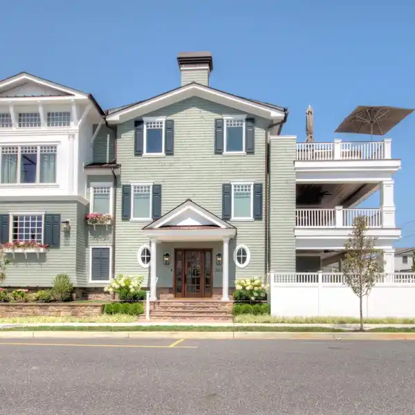 SOPHISTICATED BEACH HOUSE