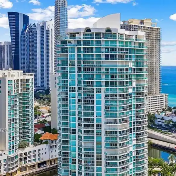 BEAUTIFUL CONDO IN THE HEART OF SUNNY ISLES