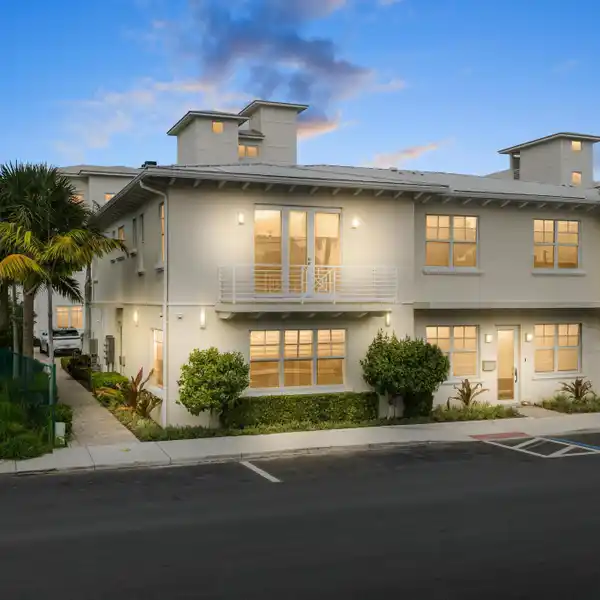 LUXURY TOWNHOME WITH ON-SITE BOAT SLIP INCLUDED