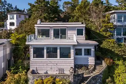 Charming Seaside Bungalow