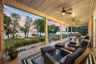 BE CAPTIVATED BY WATERFRONT LUXURY