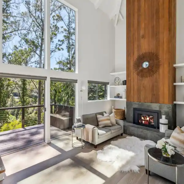 SLEEK ARCHITECTURAL GEM IN A TRANQUIL SETTING