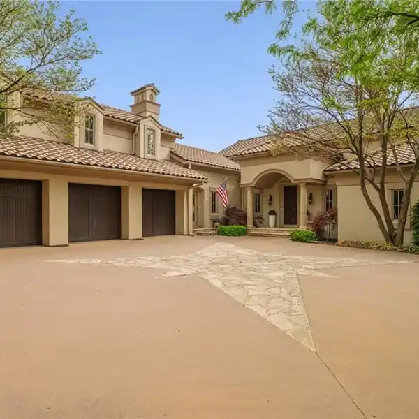 CAPTIVATING CUSTOM-DESIGNED SANCTUARY