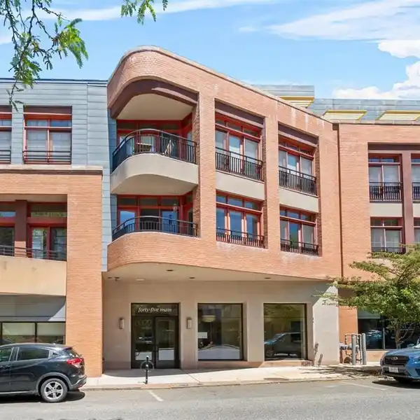 EXCEPTIONAL TOWNHOUSE-STYLE CONDO