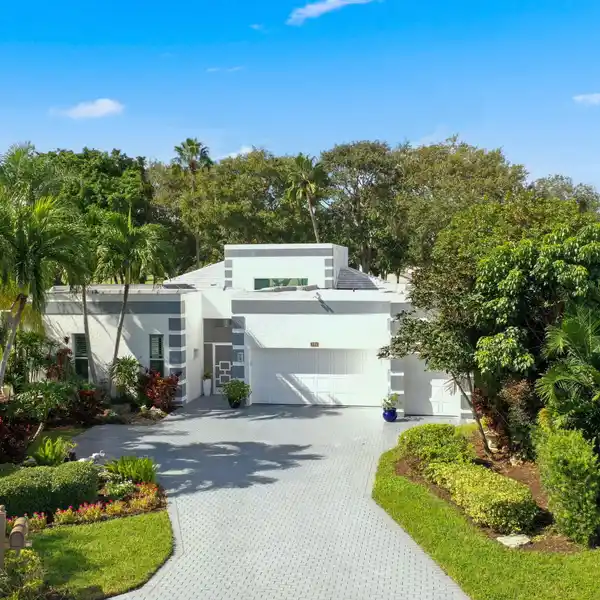 COURTYARD HOME IN EXCLUSIVE SUTTON PLACE AT HUNTERS RUN
