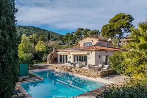 Carefully Renovated Villa in a Green Setting