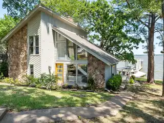 Updated Lake House in Heather Woods