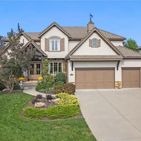 ELEGANCE AND COMFORT IN A DESIRABLE COMMUNITY