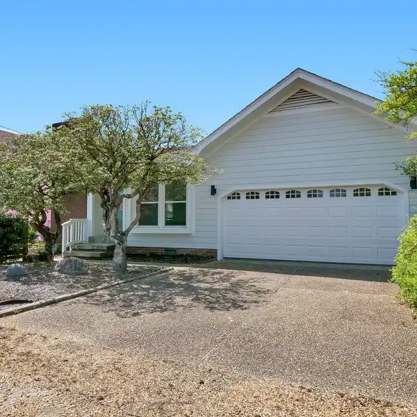 RENOVATED COTTAGE STEPS TO OCEAN ACCESS