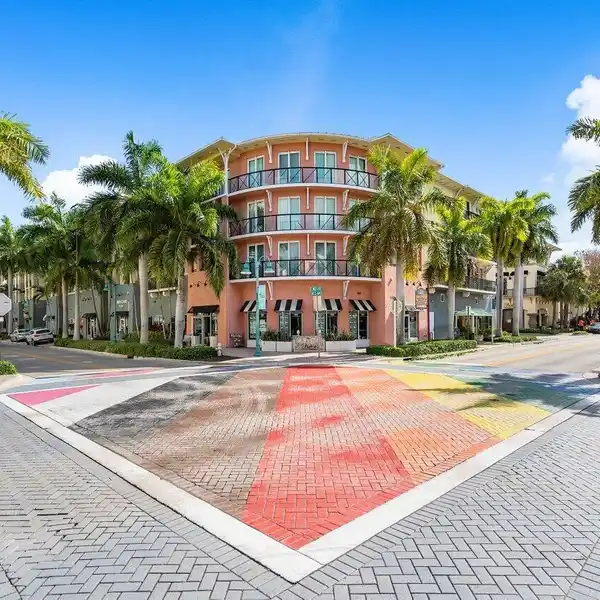 STUNNING TURN-KEY CONDO IN ASTOR