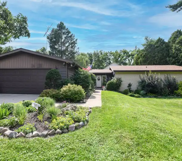 CHARMING RANCH RETREAT NEAR GENEVA LAKE
