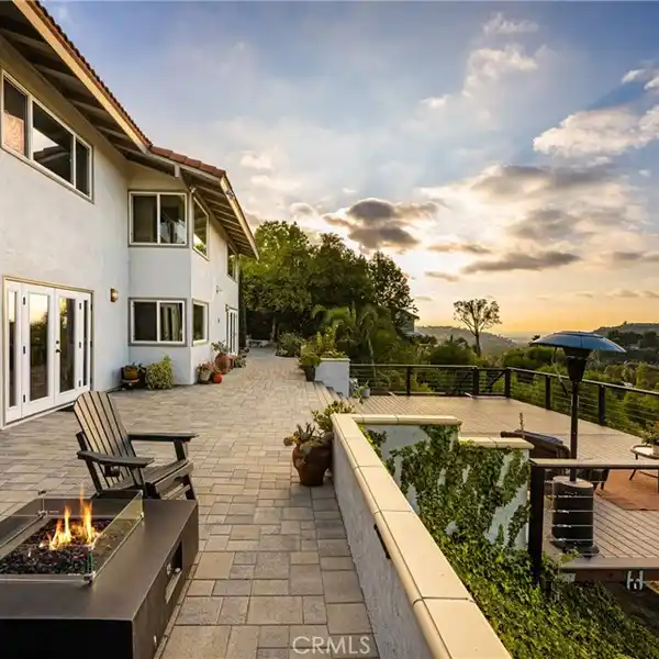 POOL HOME WITH UNPARALLELED PANORAMIC VIEWS