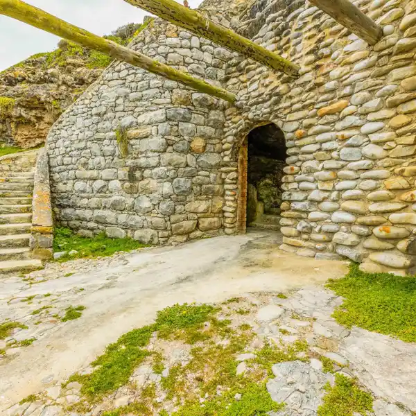 OCEANFRONT LAND WITH HISTORIC CAVES AND SPA POOLS