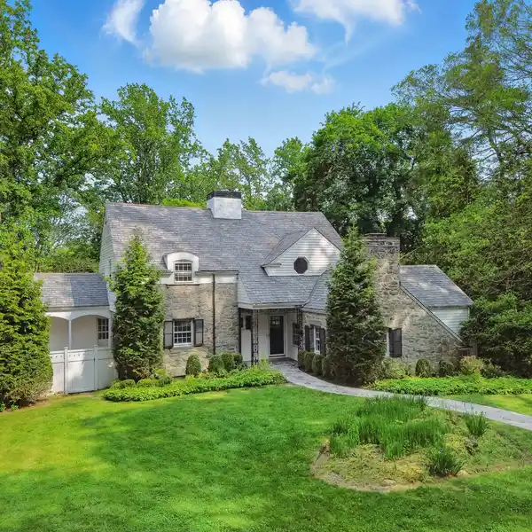 INVITING COLONIAL NEXT TO THE WESTCHESTER COUNTRY CLUB