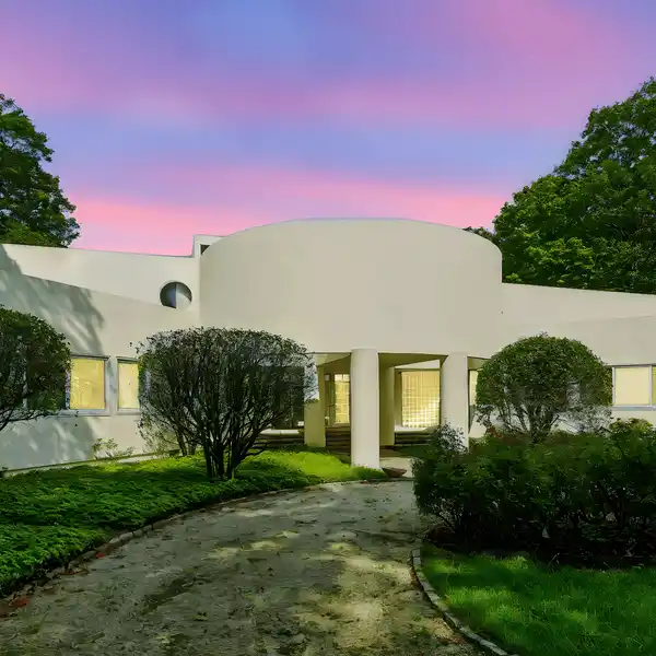 MODERN ARCHITECTURAL MASTERPIECE IN A BEAUTIFUL NATURAL SETTING