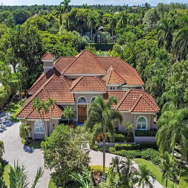 METICULOUSLY MAINTAINED CUSTOM HOME IN GORDON DRIVE ESTATES