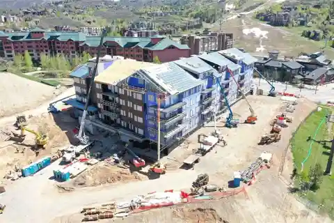 Top-Floor Corner Residence at the Amble