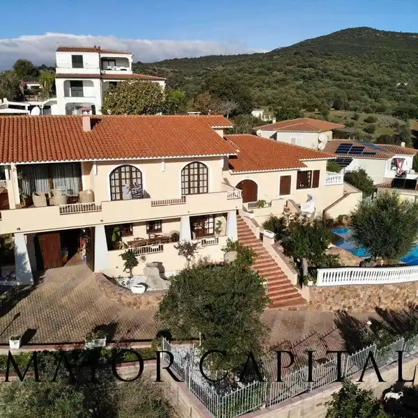 SPLENDID VILLA WITH PRIVATE GARDEN AND POOL