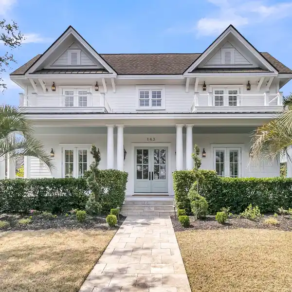 STUNNING DANIEL ISLAND HOME WITH GOLF MEMBERSHIP